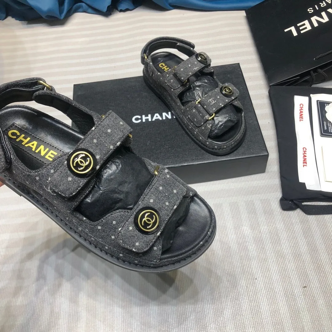 👟👟Ex-factory price 480👟👟Chanel 2025ss new Velcro sandals, top counter quality (welcome🆚comparison)💪 ⚠️As Chanel's classic shoe king, it is a hot item every summer. Once you start wearing sandals in summer, sports shoes will be relegated to the sidelines! Haha, the pattern will change a little every year, ⚠️2020 Chanel Spring and Summer New Season Double C Velcro Casual Sandals, 💯The upper adds more fashionable elements of Xiaoxiang, ⚠️Lingge electric embroidery. The upper is cowhide and the lining is sheepskin. It is comfortable and breathable to wear. It is very comfortable and versatile. ⚠️A very comfortable sandal for the feet! Size 35-40 (custom-made for 41)